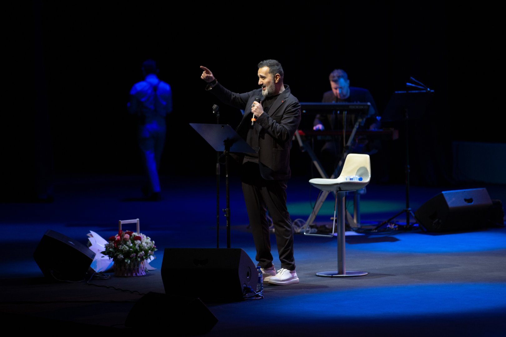 Потрясающий первый концерт Эльчина Азизова в Баку - море позитива, цветов и душевной атмосферы (ФОТО)