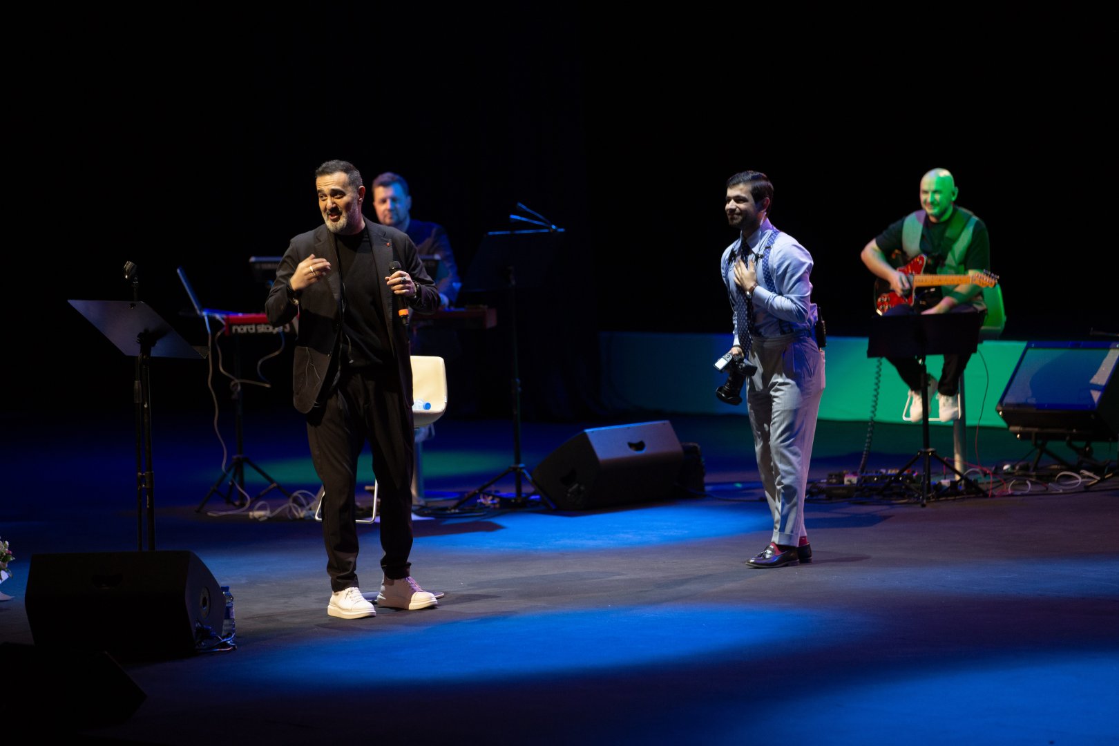 Потрясающий первый концерт Эльчина Азизова в Баку - море позитива, цветов и душевной атмосферы (ФОТО)