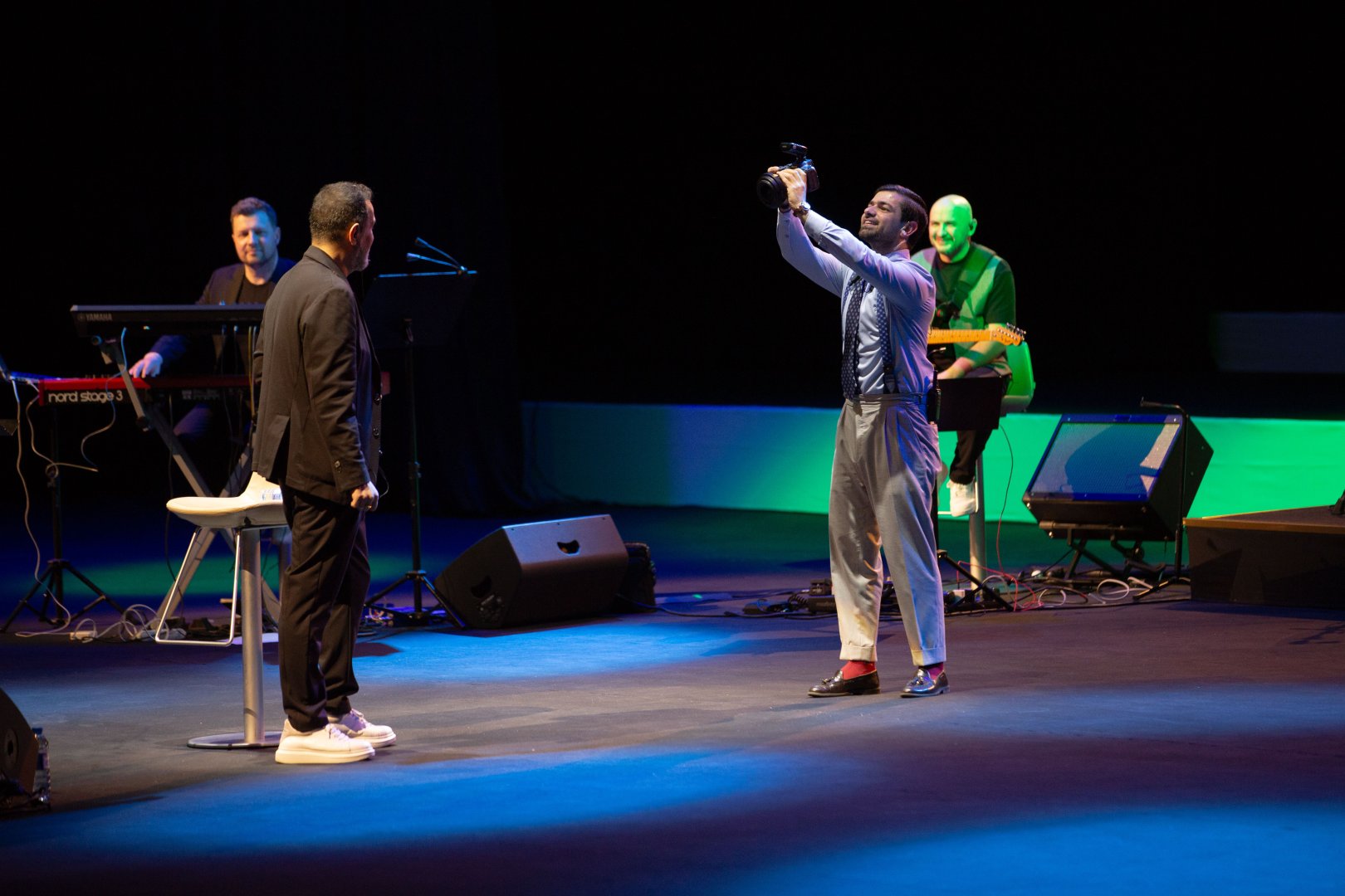 Потрясающий первый концерт Эльчина Азизова в Баку - море позитива, цветов и душевной атмосферы (ФОТО)