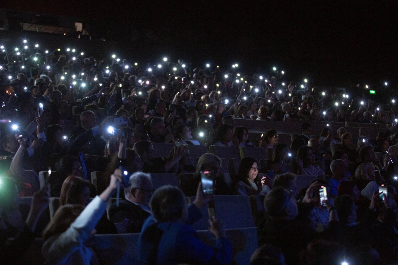 Потрясающий первый концерт Эльчина Азизова в Баку - море позитива, цветов и душевной атмосферы (ФОТО)