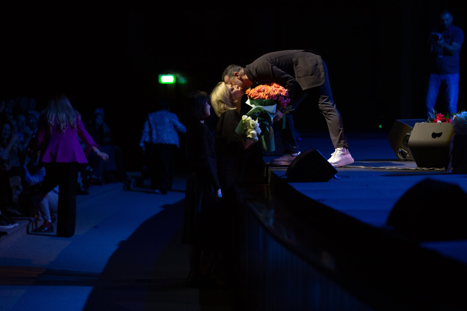 Потрясающий первый концерт Эльчина Азизова в Баку - море позитива, цветов и душевной атмосферы (ФОТО)