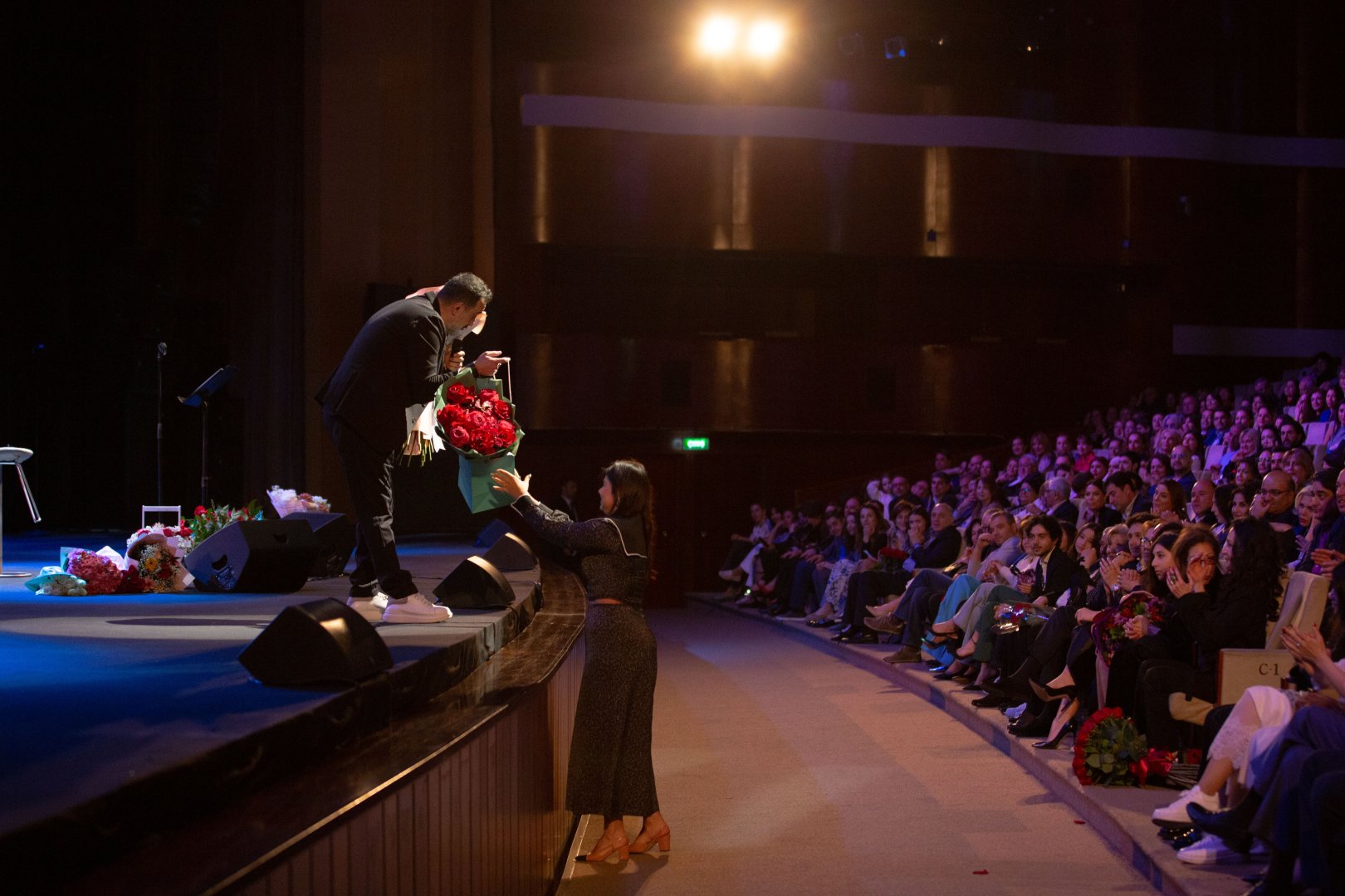 Потрясающий первый концерт Эльчина Азизова в Баку - море позитива, цветов и душевной атмосферы (ФОТО)