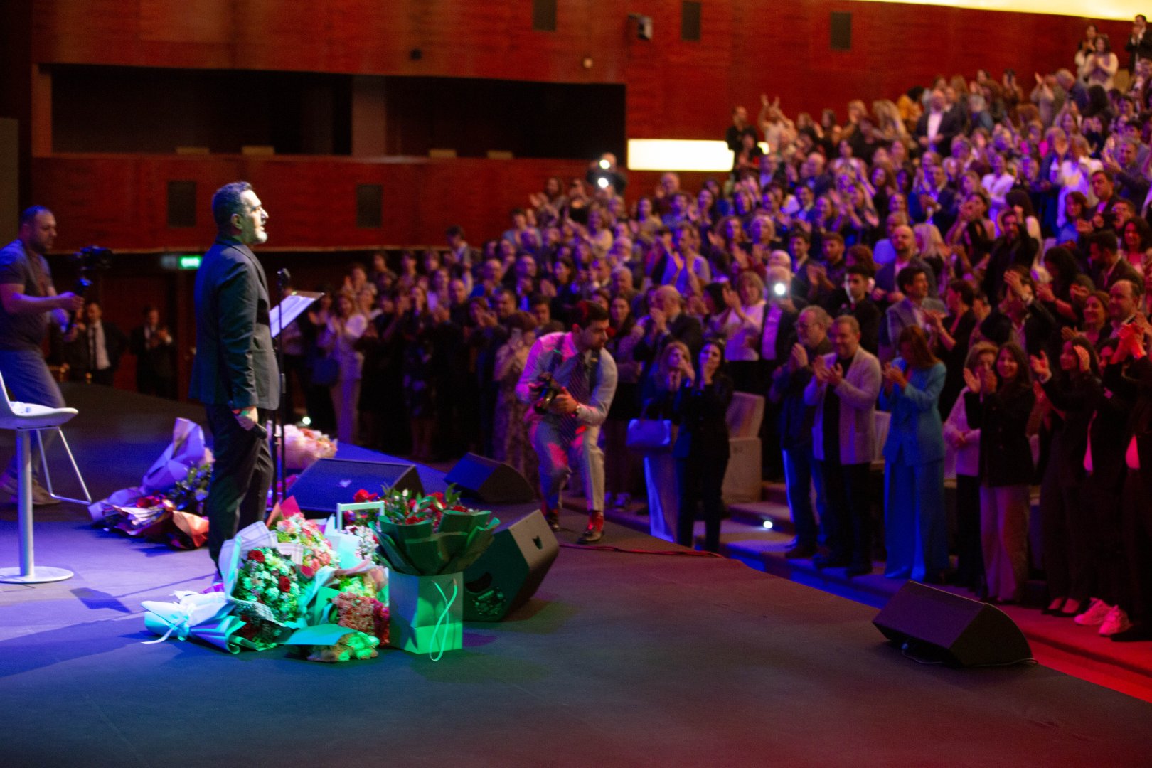 Потрясающий первый концерт Эльчина Азизова в Баку - море позитива, цветов и душевной атмосферы (ФОТО)