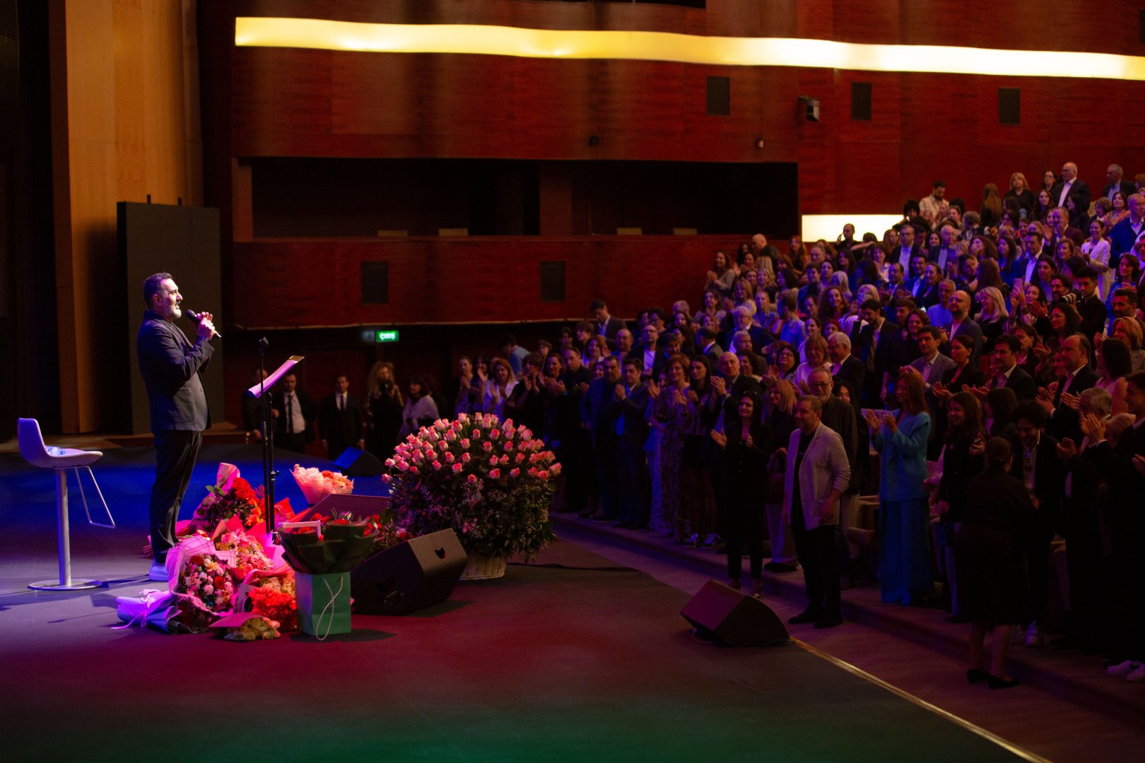 Потрясающий первый концерт Эльчина Азизова в Баку - море позитива, цветов и душевной атмосферы (ФОТО)