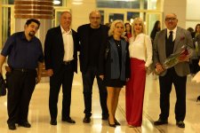 Потрясающий первый концерт Эльчина Азизова в Баку - море позитива, цветов и душевной атмосферы (ФОТО)