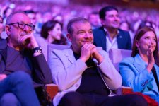 Потрясающий первый концерт Эльчина Азизова в Баку - море позитива, цветов и душевной атмосферы (ФОТО)