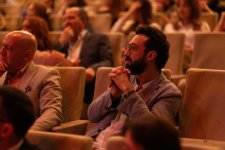 Потрясающий первый концерт Эльчина Азизова в Баку - море позитива, цветов и душевной атмосферы (ФОТО)