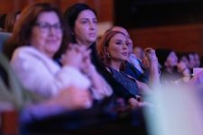 Потрясающий первый концерт Эльчина Азизова в Баку - море позитива, цветов и душевной атмосферы (ФОТО)