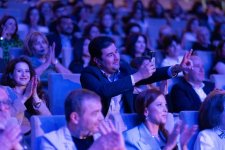 Потрясающий первый концерт Эльчина Азизова в Баку - море позитива, цветов и душевной атмосферы (ФОТО)