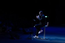 Потрясающий первый концерт Эльчина Азизова в Баку - море позитива, цветов и душевной атмосферы (ФОТО)