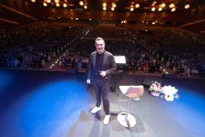 Потрясающий первый концерт Эльчина Азизова в Баку - море позитива, цветов и душевной атмосферы (ФОТО)