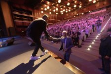 Потрясающий первый концерт Эльчина Азизова в Баку - море позитива, цветов и душевной атмосферы (ФОТО)