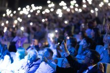 Потрясающий первый концерт Эльчина Азизова в Баку - море позитива, цветов и душевной атмосферы (ФОТО)