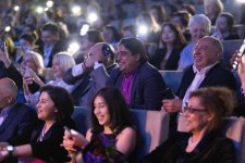 Потрясающий первый концерт Эльчина Азизова в Баку - море позитива, цветов и душевной атмосферы (ФОТО)