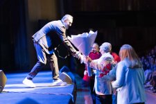 Потрясающий первый концерт Эльчина Азизова в Баку - море позитива, цветов и душевной атмосферы (ФОТО)