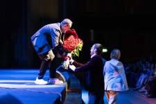 Потрясающий первый концерт Эльчина Азизова в Баку - море позитива, цветов и душевной атмосферы (ФОТО)