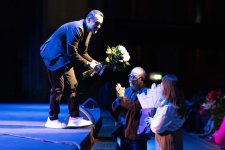 Потрясающий первый концерт Эльчина Азизова в Баку - море позитива, цветов и душевной атмосферы (ФОТО)