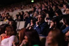 Потрясающий первый концерт Эльчина Азизова в Баку - море позитива, цветов и душевной атмосферы (ФОТО)