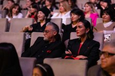 Потрясающий первый концерт Эльчина Азизова в Баку - море позитива, цветов и душевной атмосферы (ФОТО)