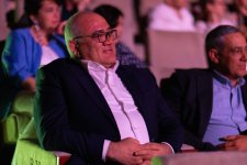 Потрясающий первый концерт Эльчина Азизова в Баку - море позитива, цветов и душевной атмосферы (ФОТО)