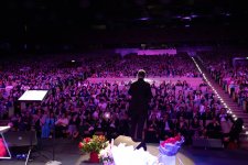 Потрясающий первый концерт Эльчина Азизова в Баку - море позитива, цветов и душевной атмосферы (ФОТО)