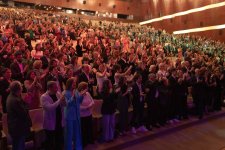 Потрясающий первый концерт Эльчина Азизова в Баку - море позитива, цветов и душевной атмосферы (ФОТО)