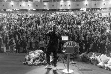 Потрясающий первый концерт Эльчина Азизова в Баку - море позитива, цветов и душевной атмосферы (ФОТО)