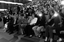 Потрясающий первый концерт Эльчина Азизова в Баку - море позитива, цветов и душевной атмосферы (ФОТО)