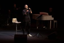 Потрясающий первый концерт Эльчина Азизова в Баку - море позитива, цветов и душевной атмосферы (ФОТО)