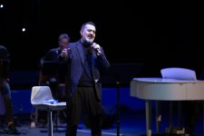 Потрясающий первый концерт Эльчина Азизова в Баку - море позитива, цветов и душевной атмосферы (ФОТО)