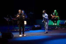 Потрясающий первый концерт Эльчина Азизова в Баку - море позитива, цветов и душевной атмосферы (ФОТО)