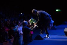 Потрясающий первый концерт Эльчина Азизова в Баку - море позитива, цветов и душевной атмосферы (ФОТО)