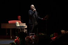 Потрясающий первый концерт Эльчина Азизова в Баку - море позитива, цветов и душевной атмосферы (ФОТО)