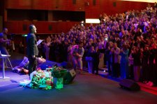 Потрясающий первый концерт Эльчина Азизова в Баку - море позитива, цветов и душевной атмосферы (ФОТО)