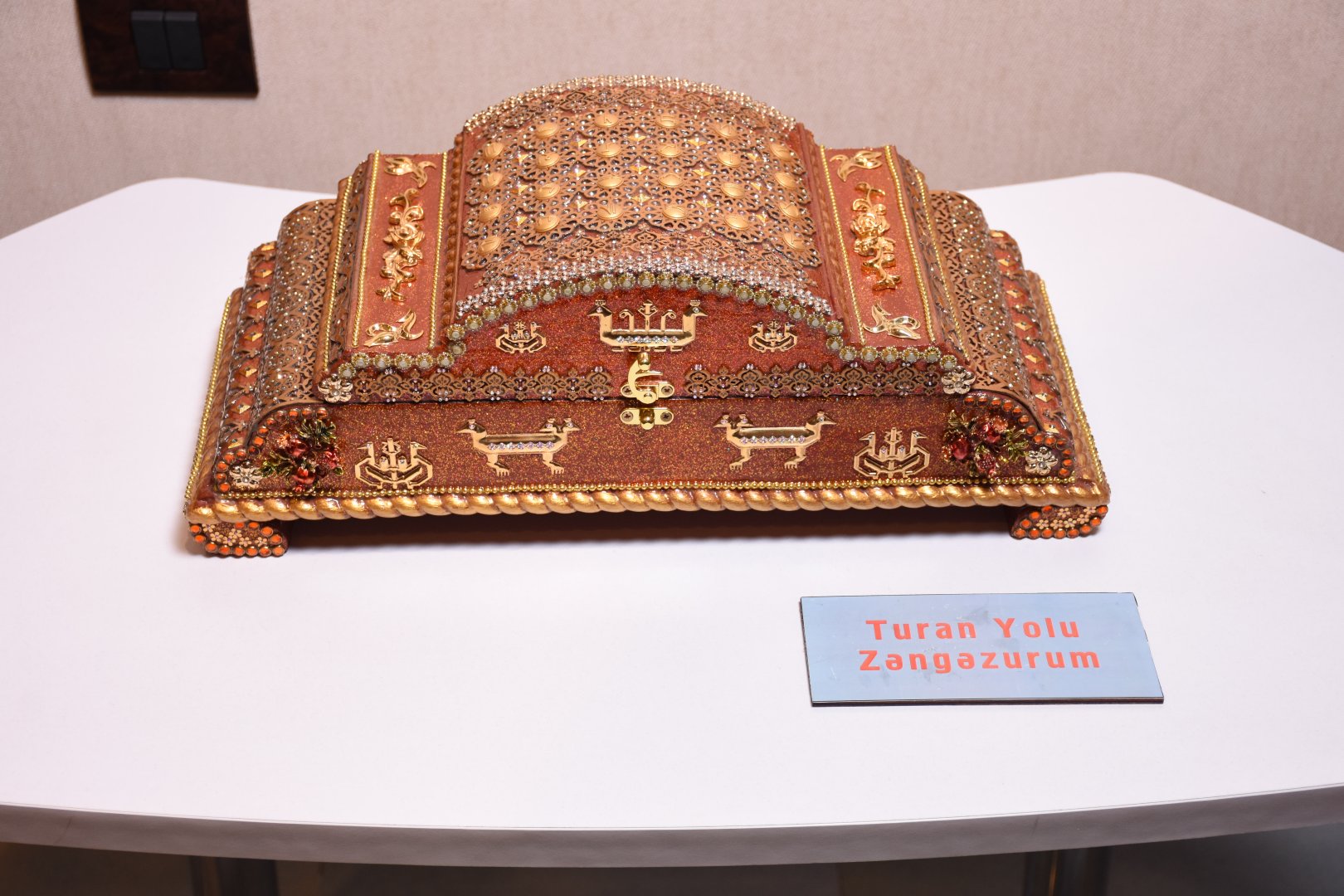 Сундуки, медальоны и украшения  - представлен проект  семьи Сардарлы (ФОТО)