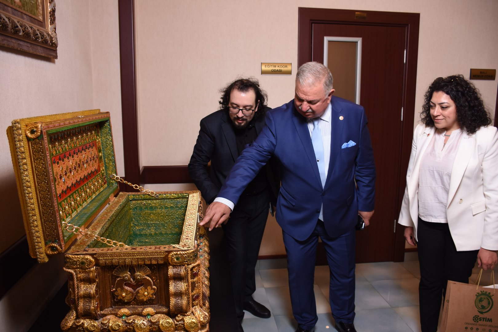 Сундуки, медальоны и украшения  - представлен проект  семьи Сардарлы (ФОТО)