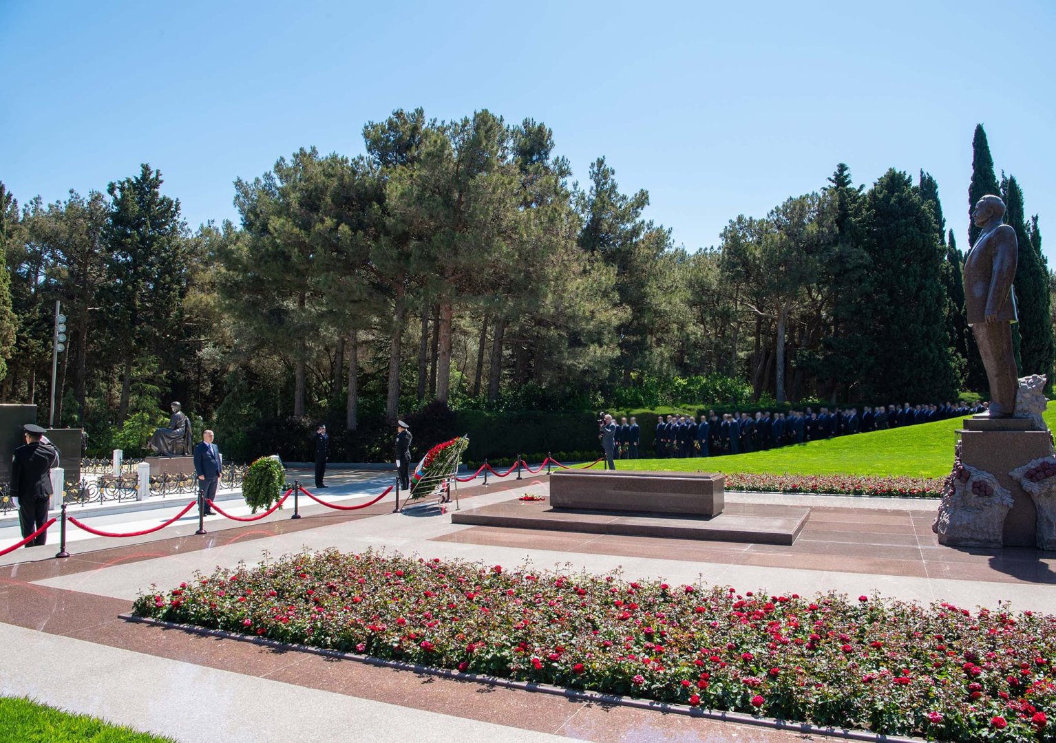 Начальник СГБ Азербайджана и сотрудники Службы посетили могилу великого лидера Гейдара Алиева (ФОТО)