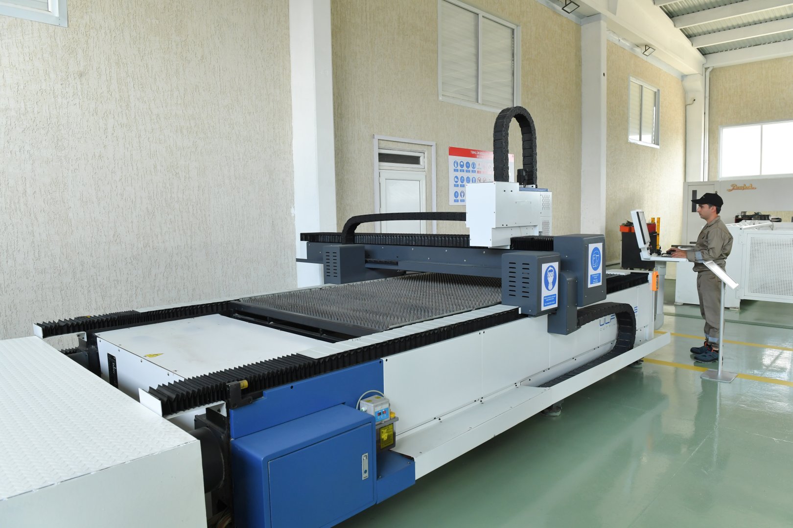 В Агдамском промышленном парке создается инфраструктурная сеть (ФОТО)