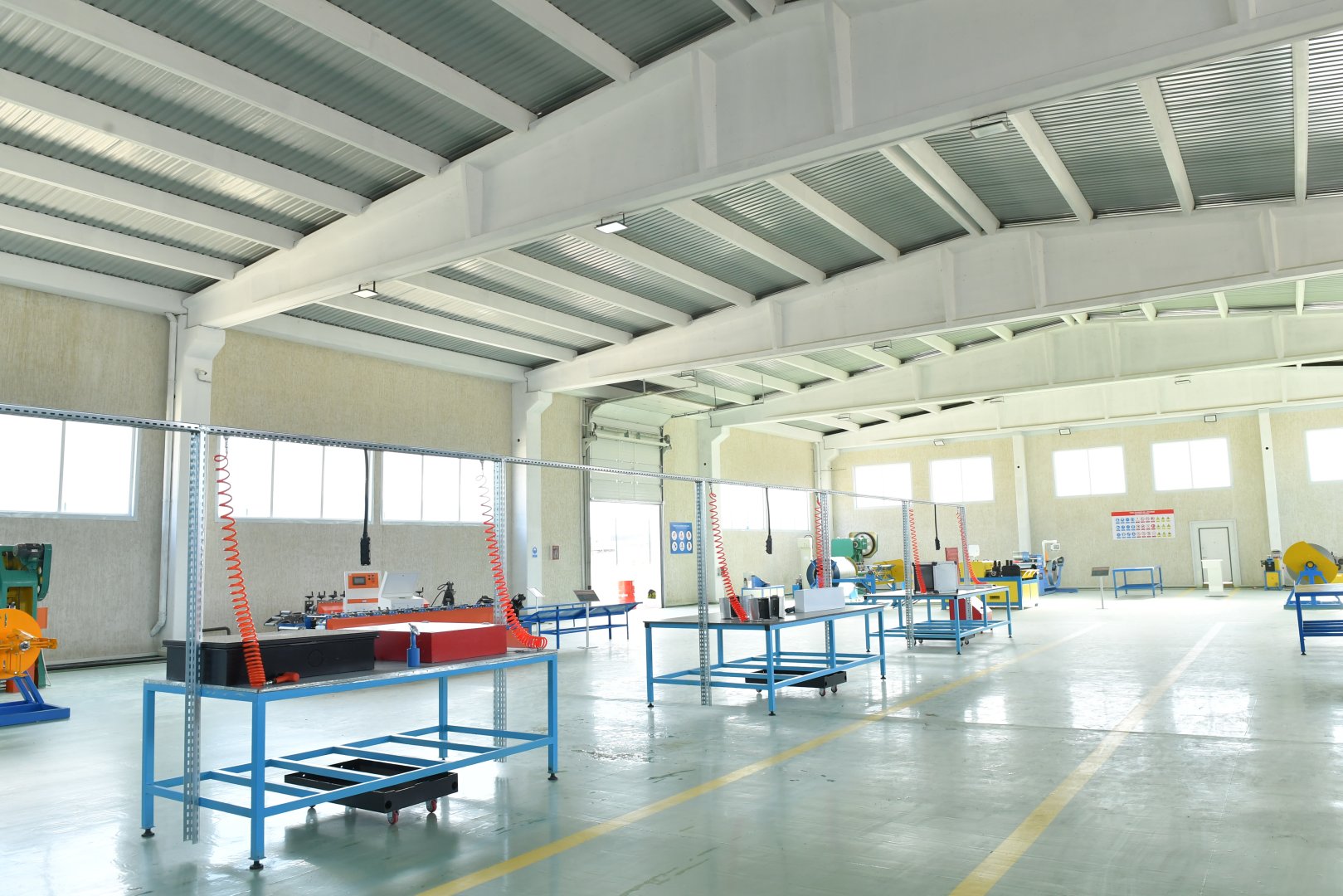 В Агдамском промышленном парке создается инфраструктурная сеть (ФОТО)