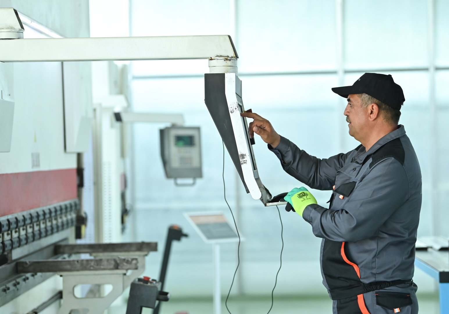 В Агдамском промышленном парке создается инфраструктурная сеть (ФОТО)