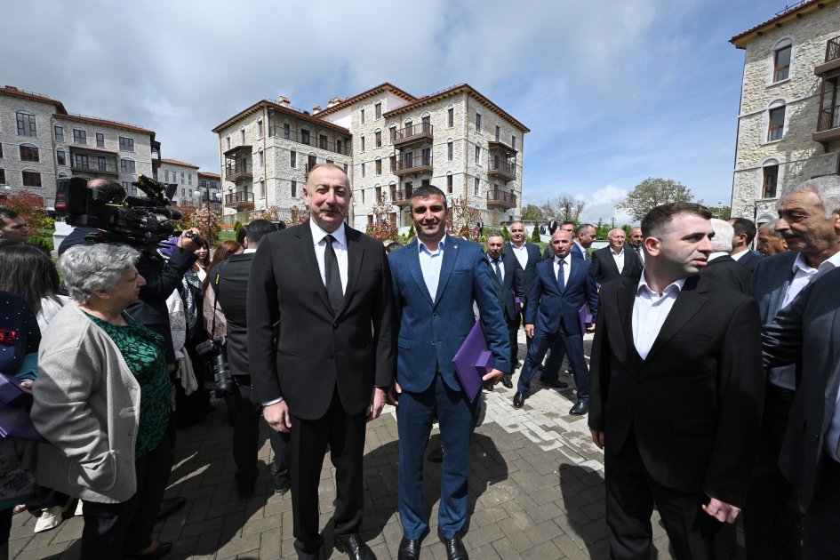 Президент Ильхам Алиев и Первая леди Мехрибан Алиева приняли участие в открытии первого жилого комплекса в Шуше и встретились с первыми жителями, переселившимися в город (ФОТО/ВИДЕО)