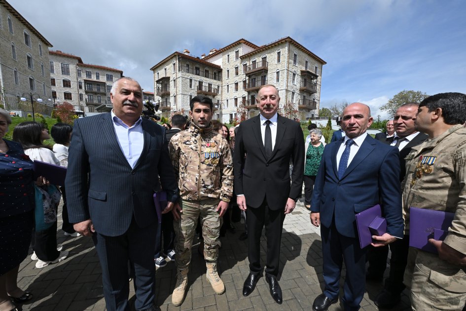 Президент Ильхам Алиев и Первая леди Мехрибан Алиева приняли участие в открытии первого жилого комплекса в Шуше и встретились с первыми жителями, переселившимися в город (ФОТО/ВИДЕО)