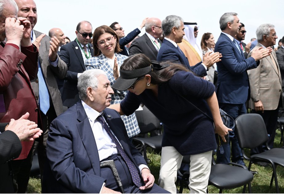 Президент Ильхам Алиев и Первая леди Мехрибан Алиева приняли участие в открытии VII Международного музыкального фестиваля «Харыбюльбюль» в Шуше (ФОТО/ВИДЕО)