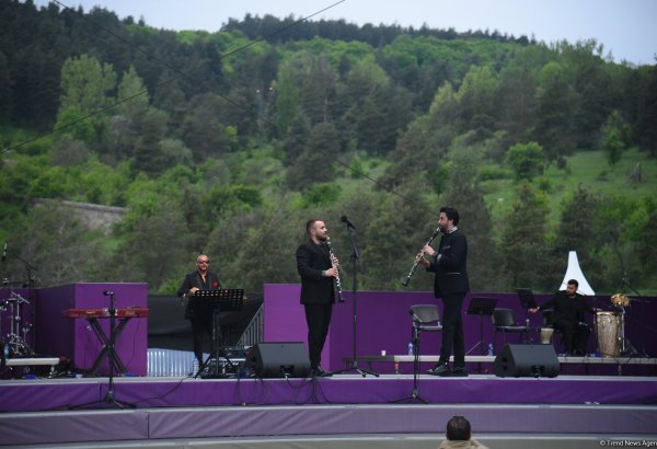 В Шуше представлены интересные музыкальные дуэты в рамках Международного фестиваля "Харыбюльбюль" (ФОТО)