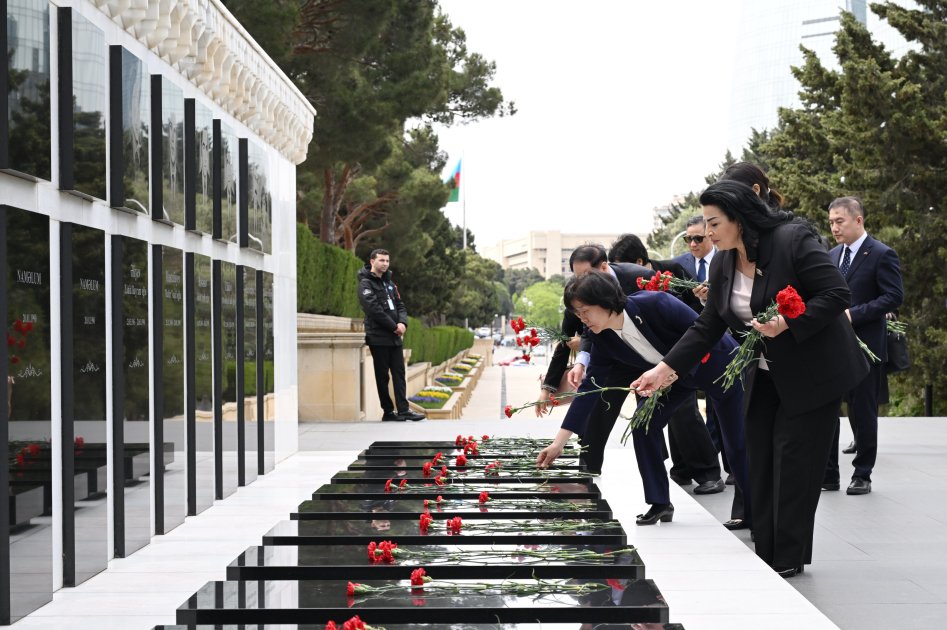 Делегация Народного политического консультативного совета Китая посетила могилу великого лидера Гейдара Алиева и Аллею шехидов (ФОТО)