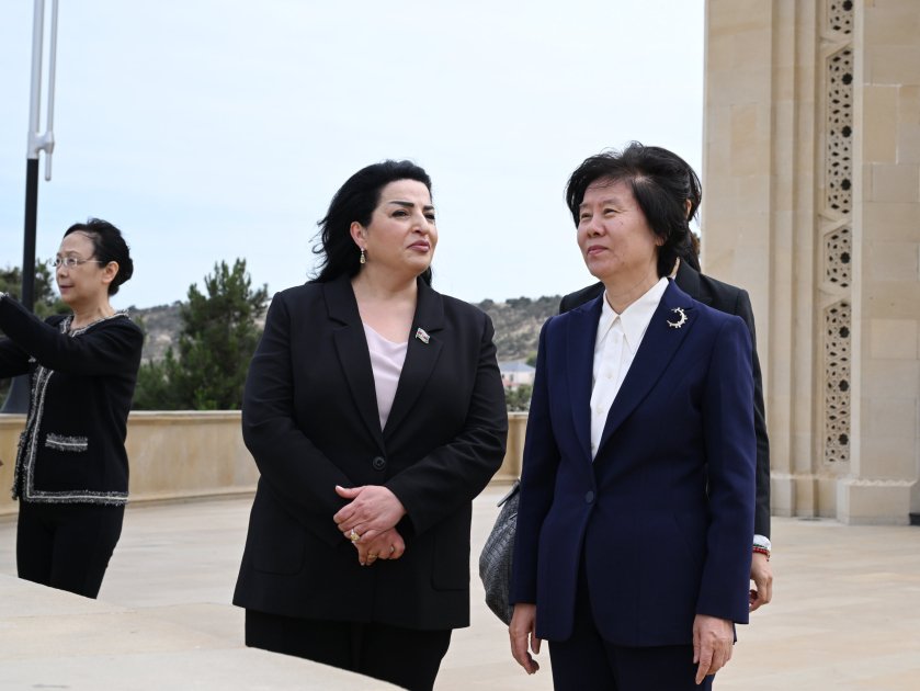 Делегация Народного политического консультативного совета Китая посетила могилу великого лидера Гейдара Алиева и Аллею шехидов (ФОТО)