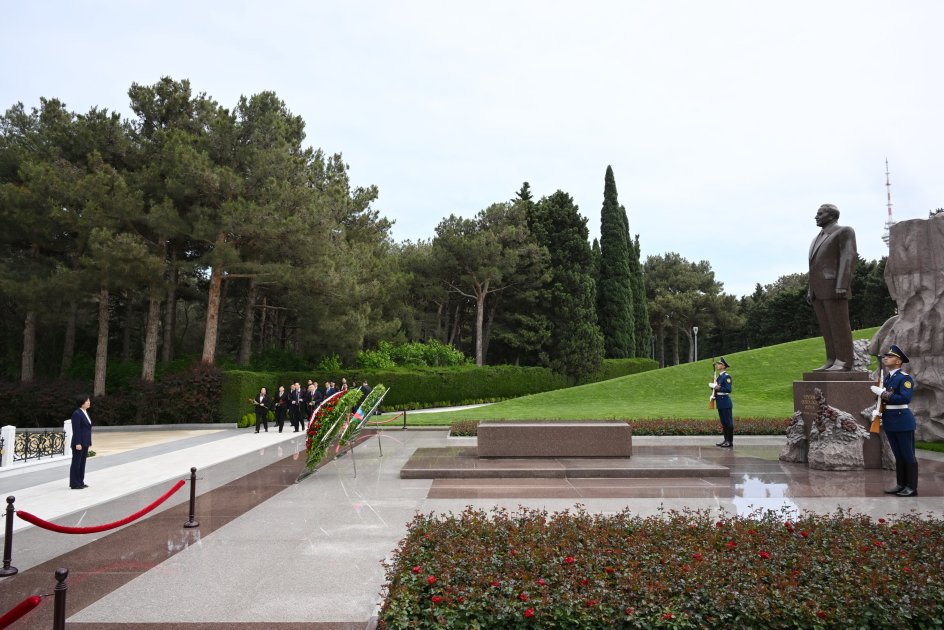 Делегация Народного политического консультативного совета Китая посетила могилу великого лидера Гейдара Алиева и Аллею шехидов (ФОТО)