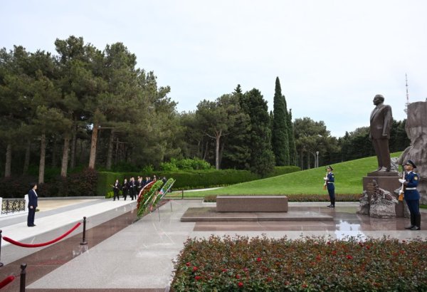 Делегация Народного политического консультативного совета Китая посетила могилу великого лидера Гейдара Алиева и Аллею шехидов (ФОТО)
