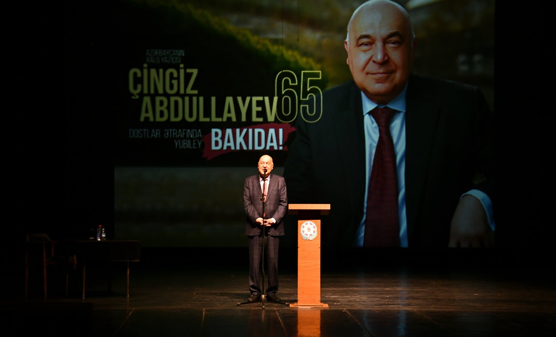 Ковер с портретом и другие презенты для Чингиза Абдуллаева: вечер сюрпризов и откровений (ФОТО)