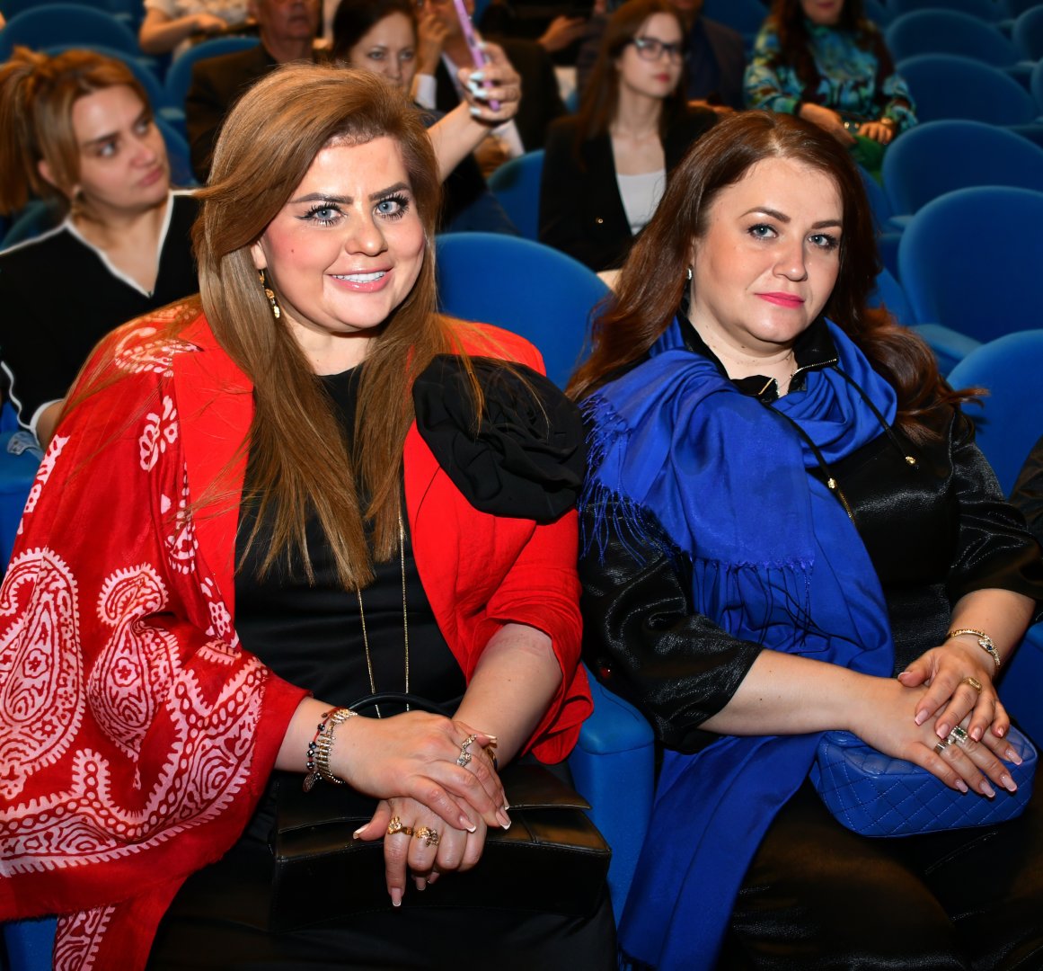 Ковер с портретом и другие презенты для Чингиза Абдуллаева: вечер сюрпризов и откровений (ФОТО)